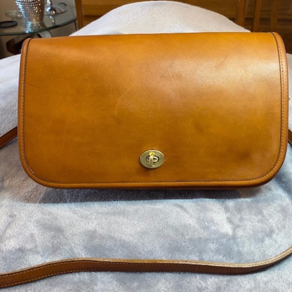 Coach Handbags - Vintage Coach messenger bag in British Tan